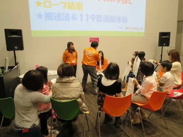 たたみ三角巾を使ったケガの手当方法を説明する中田教授