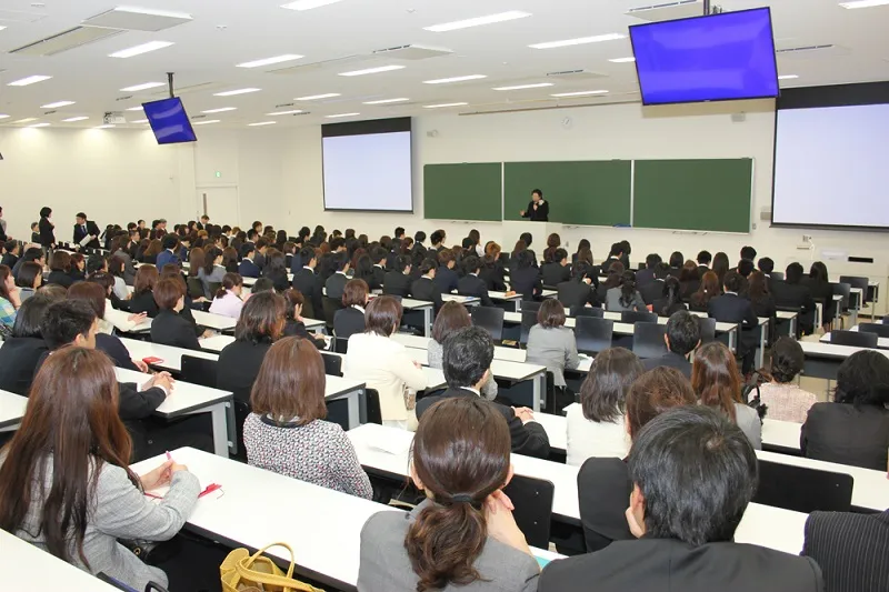 新たに開設したグローバル・コミュニケーション学部の学部紹介の様子