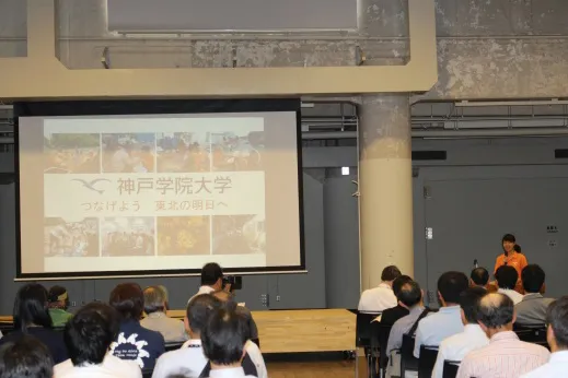 リレートークで本学の取り組みについて発表する合田七海さん