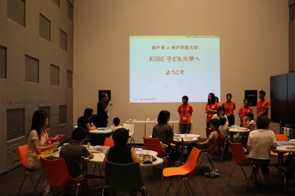 ワークショップの趣旨説明と学生スタッフを紹介する中山学准教授