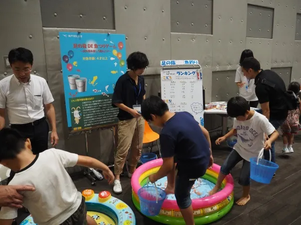 子どもたちの笑い声が絶えない「足の指で魚つりゲーム」