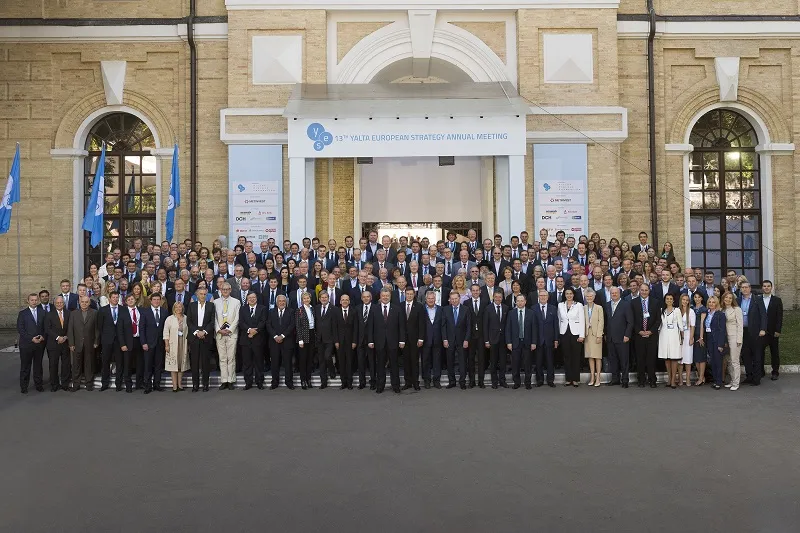 ヤルタ・ヨーロッパ戦略会議の公式集合写真。岡部先生は左のほうにいます