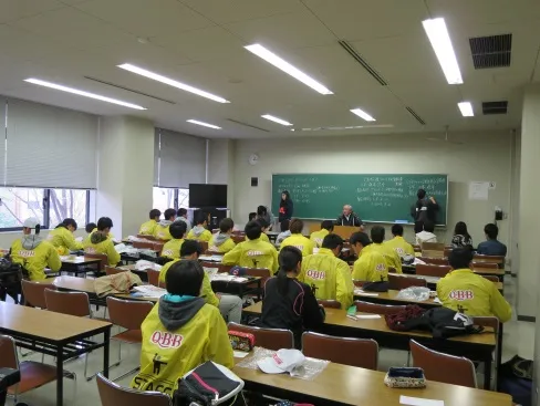 スポーツマネジメントユニット生の説明会で、スポーツボランティアについて話す秋田先生