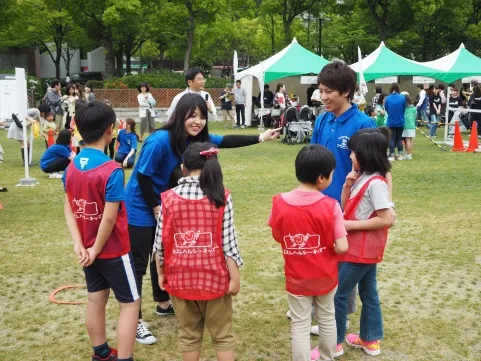 学生と一緒に作戦を考える参加者