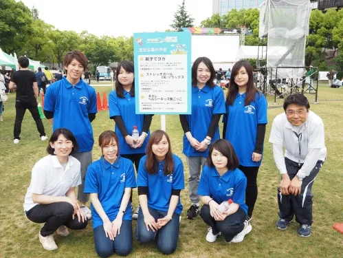 栄養学部生7人と一緒に活動したネスレ日本株式会社の嘉納部長と冨田室長