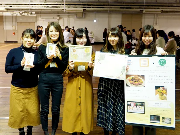 準グランプリを受賞した「和紙日和」のメンバー