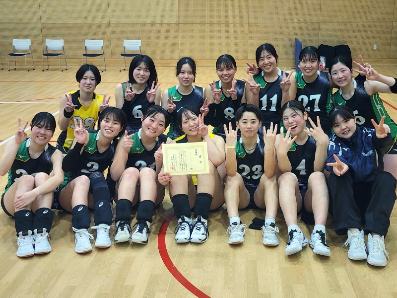 女子の部で準優勝したバレーボール部員