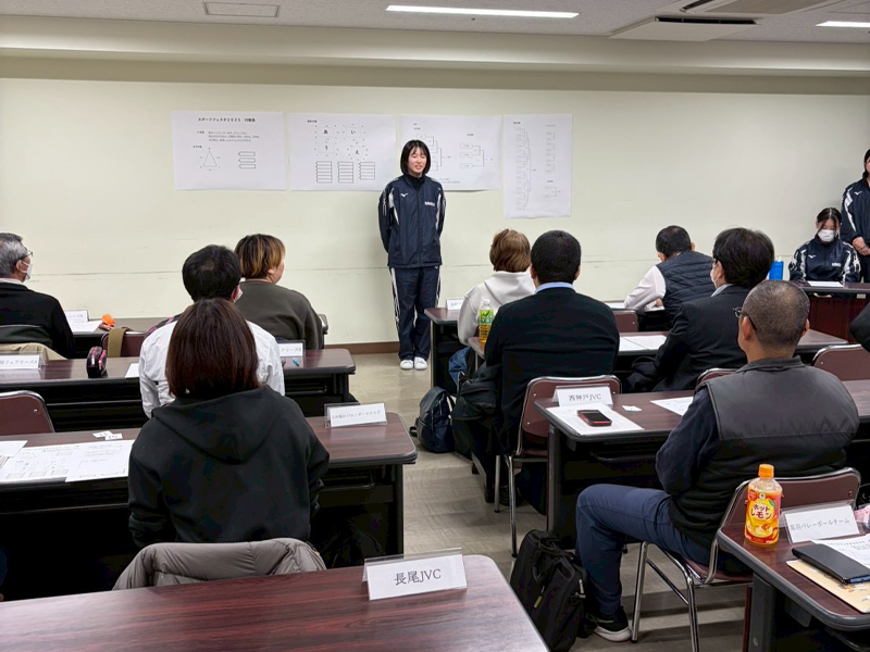 大会について説明するバレーボール部（女子）の部員