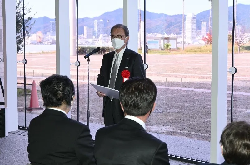 除幕式であいさつする西本誠實理事長