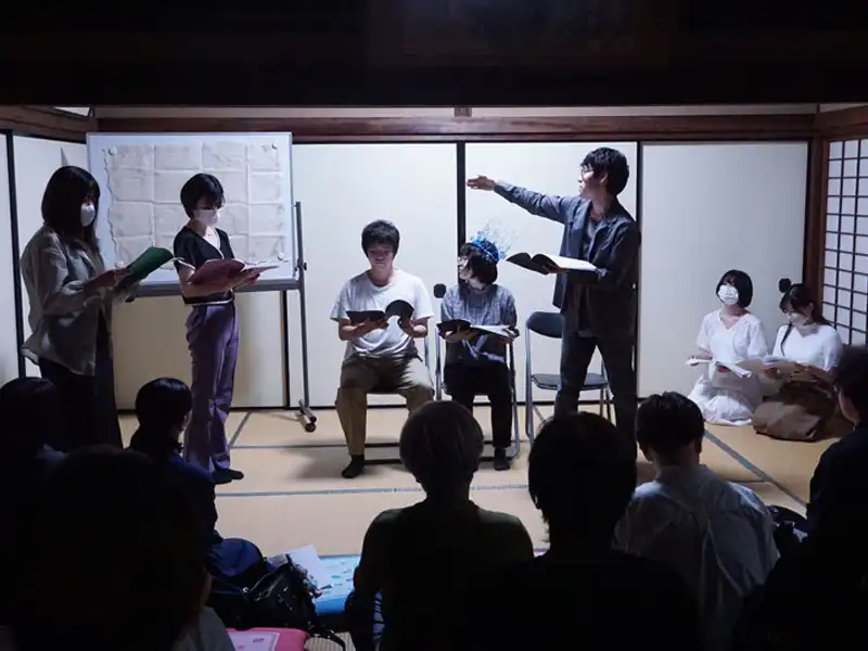 第1幕第1場「私への愛情の大きさに従って領地を分け与える」と娘たちに宣言するリア王
