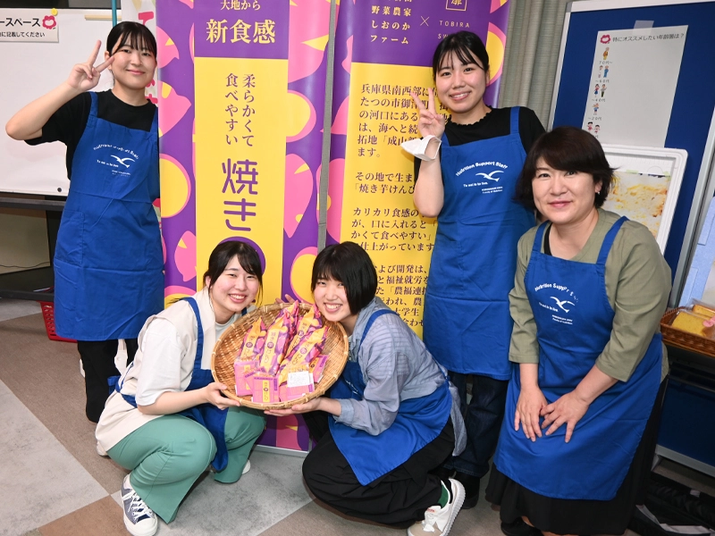 商品を会場で披露する田丸准教授とゼミ生