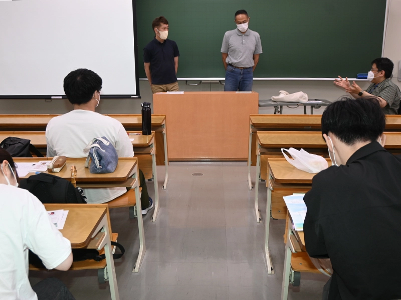 中央むつみ会の人たちとの交流会を開いた藤田准教授の授業