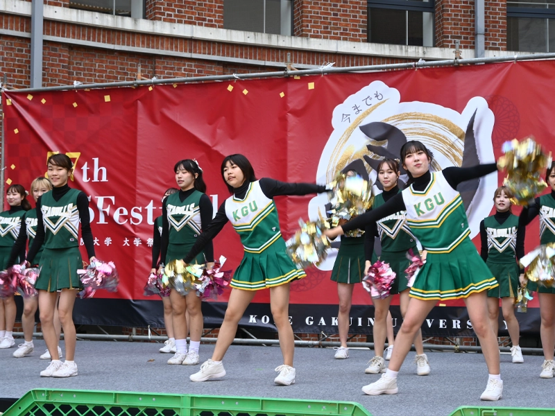 チアリーダー部のパフォーマンスで開幕した大学祭
