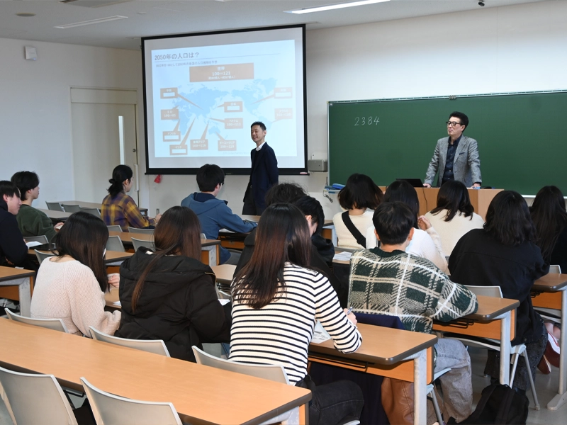 桑原会長(前方右)の特別講義を聴く受講生ら