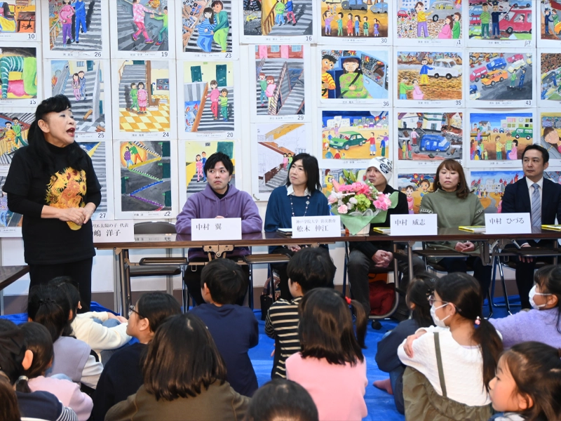 (左から)あいさつする中嶋代表、中村翼さん、舩木教授ら