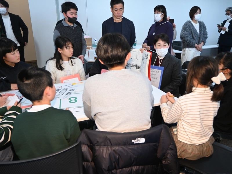 新聞記者から震災報道の話を聞く子どもたち