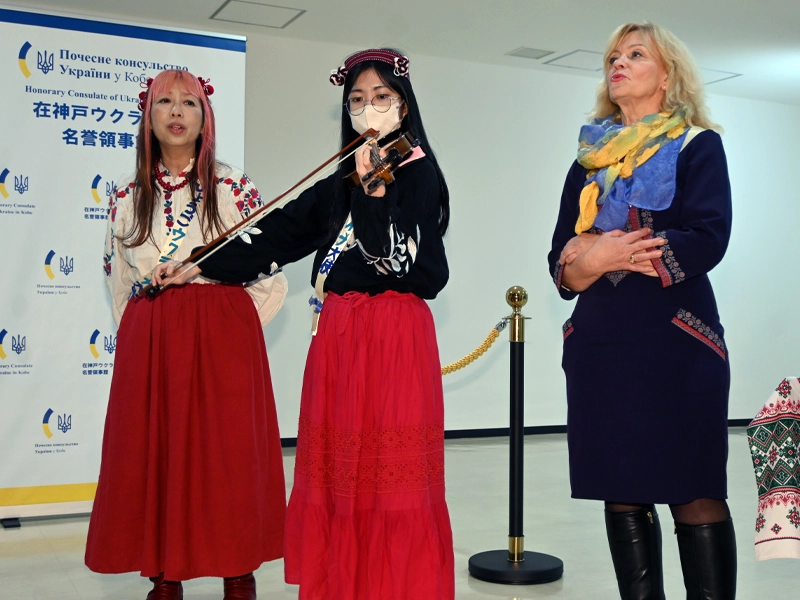 歌と演奏を披露する「ひょうごウクライナチャリティ大使」の3人