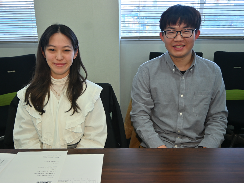 ①栄養学部の河崎小次郎さん(右)と水谷明日香さん