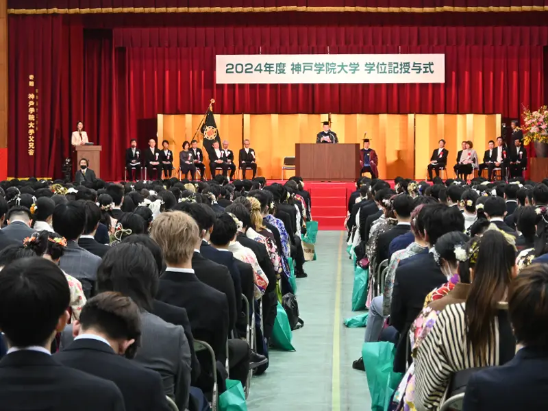 1056人が学位記を授与された有瀬キャンパスの式典