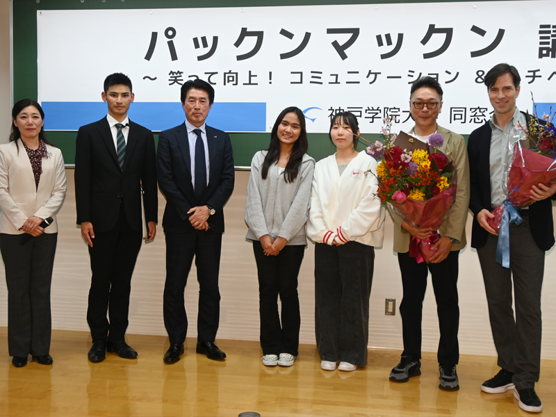 パックンマックンのお二人と記念撮影する桑原同窓会長(左から3番目)、ラフマン蒼さん(同2人目)、グローバル・コミュニケーション学部の大濱学部長(左端)