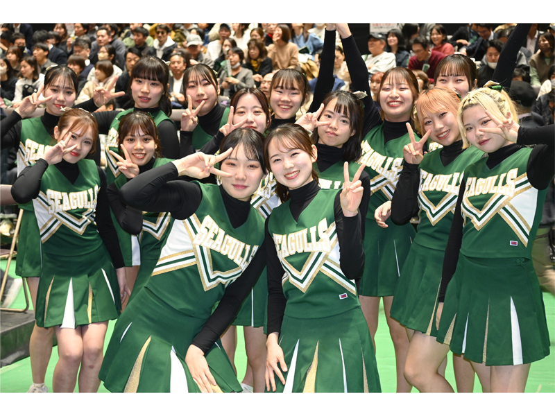 パフォーマンスを終えて笑顔のチアリーダー部