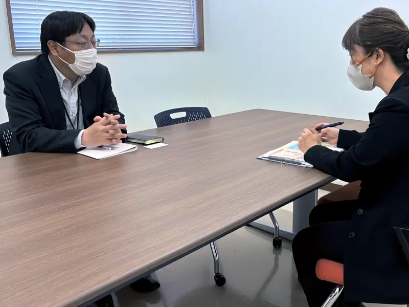 明石市福祉局の谷野次長(左)から説明を受ける大山さん