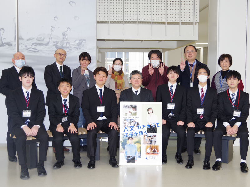 人文学部紹介を実施した学生イベントスタッフと教員
