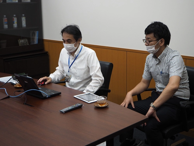コロナ禍での企画説明会は、 六甲バター(株)開発本部マーケティング部 黒田浄治部長、高橋圭輔チームリーダーにお越しいただきオンラインで行いました。