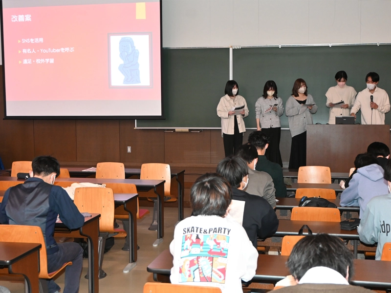 田中ゼミ「い～とまと」の発表を聴く学生たち