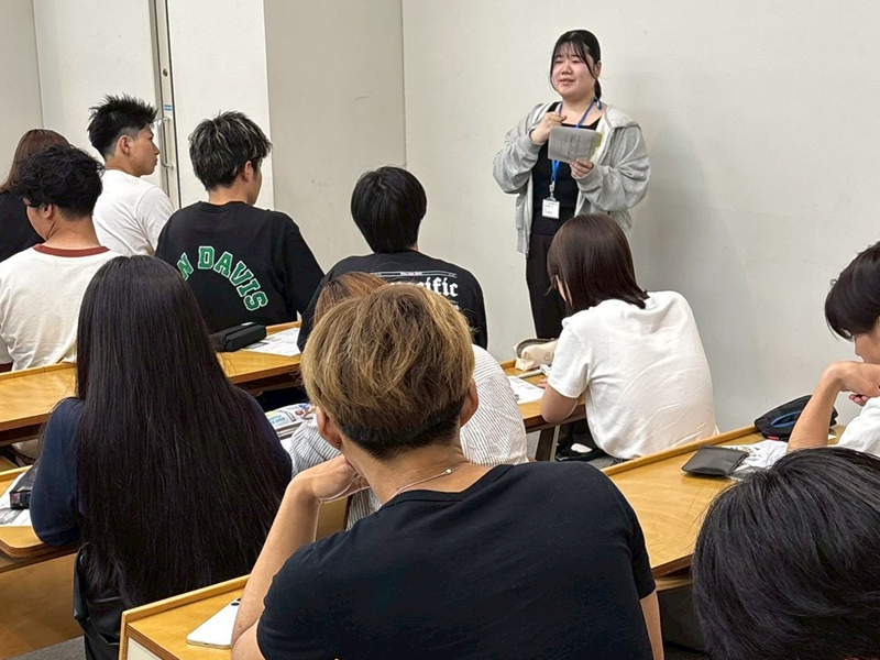 グループに分かれキャリア教育サポーターと交流する学生ら