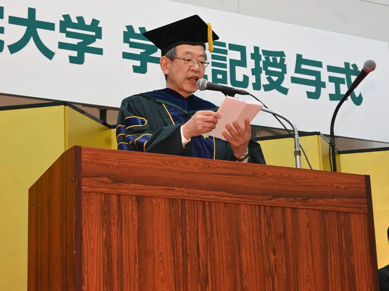 式辞を読む中村学長
