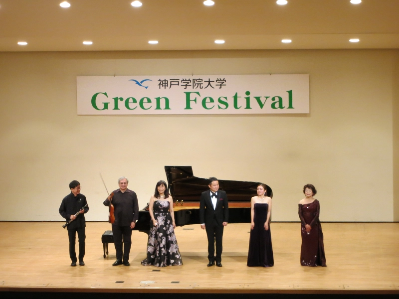 拍手に応える出演者の皆さん