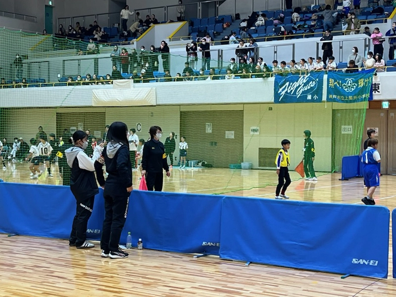 記録写真を撮影する学生