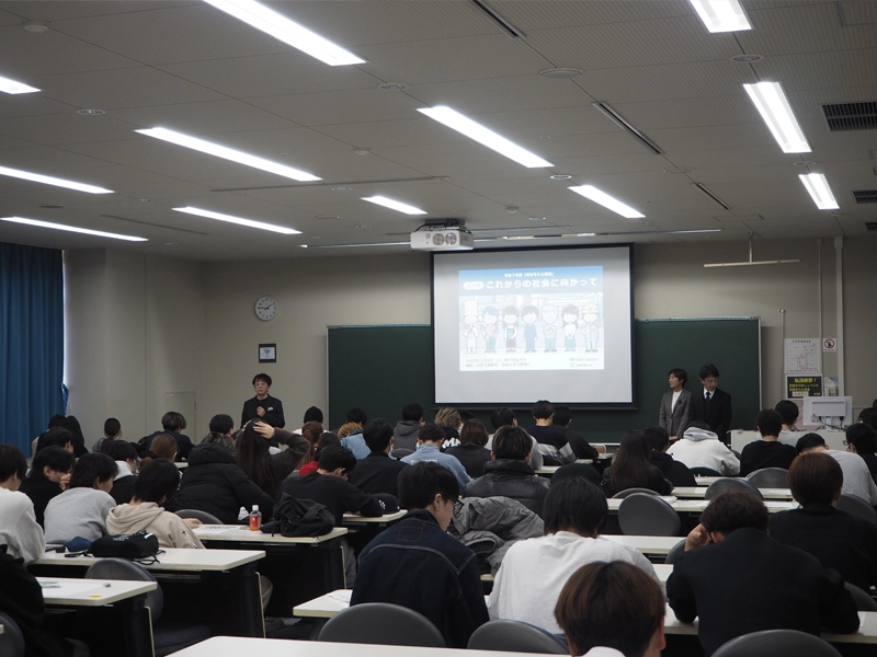 講義を聴く経済学部生