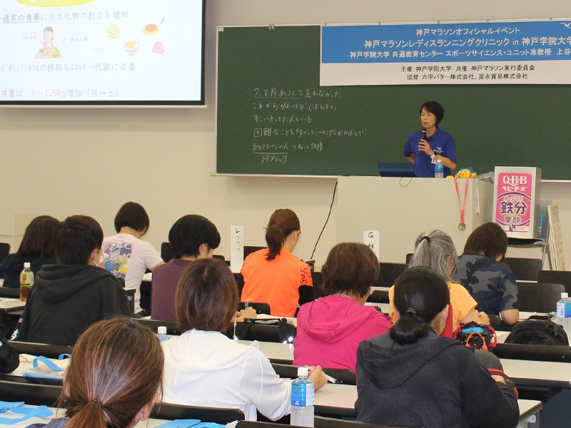 講義をする上谷准教授