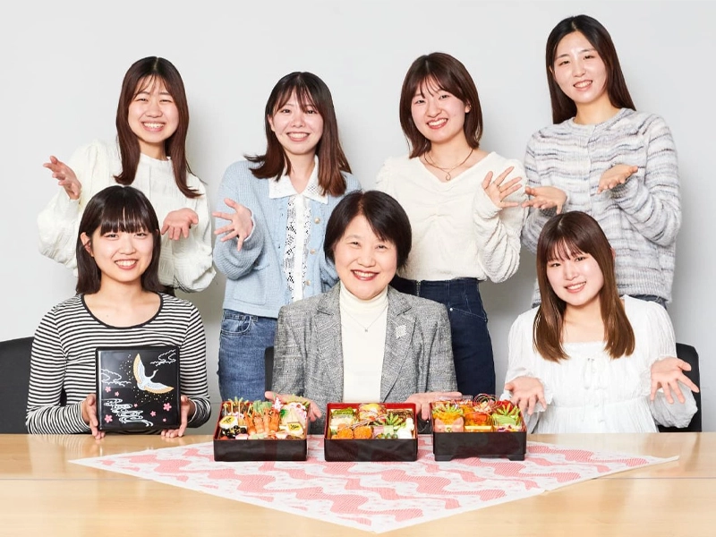 開発に関わった栄養学部の学生と荒牧礼子教授