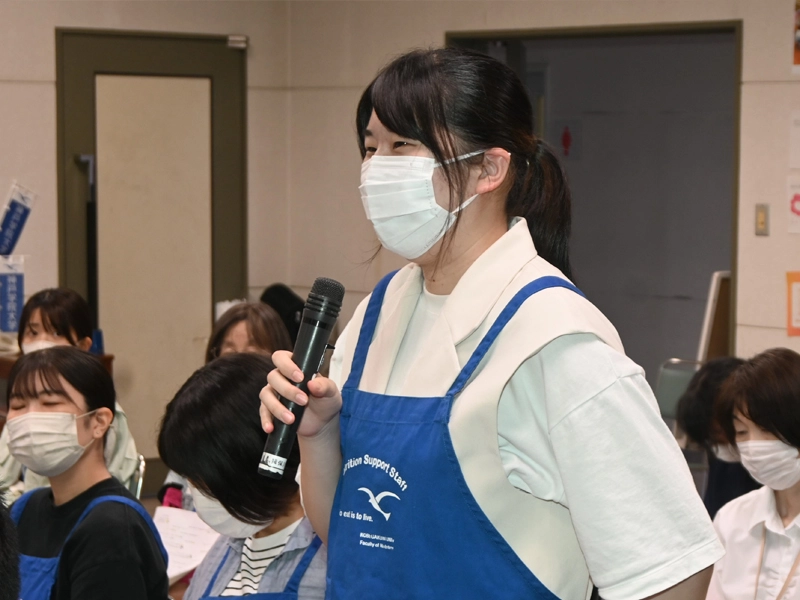 感想を求められ発言するゼミ生