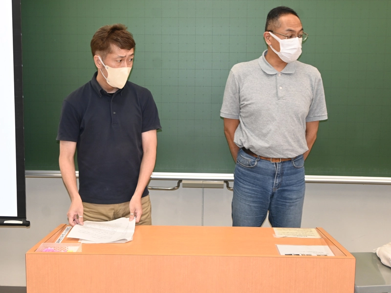 授業で体験談を話してもらったピアサポーターの鍜冶さん(右)と笠原さん