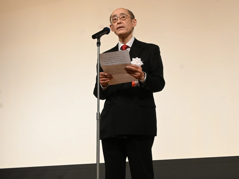 あいさつする春藤学部長