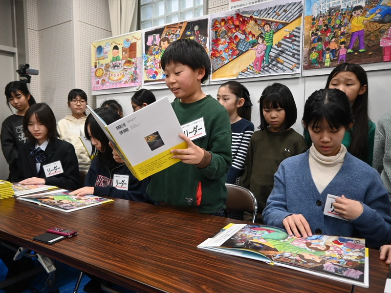 絵本を朗読するリーダーの子どもたち