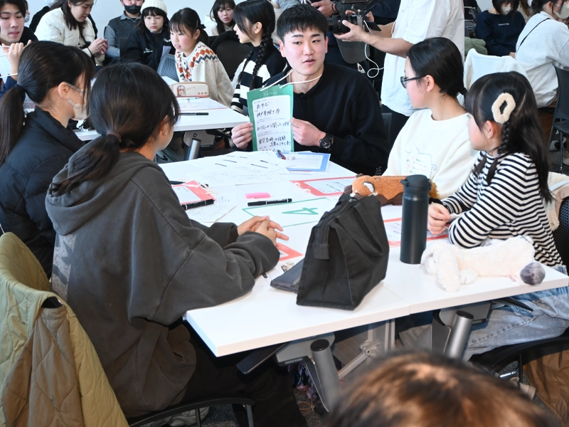 グループで自己紹介する本学学生と子どもたち