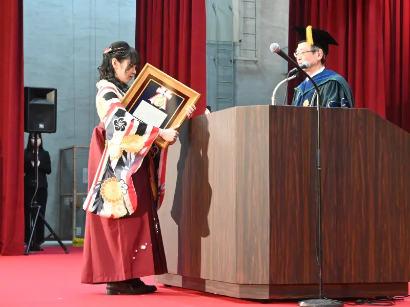 代表で学長賞の額を受け取った経済学部の松浦朋美さん