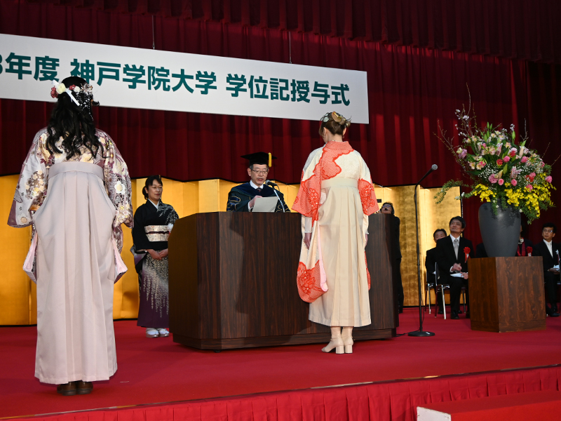 中村学長による学位記授与