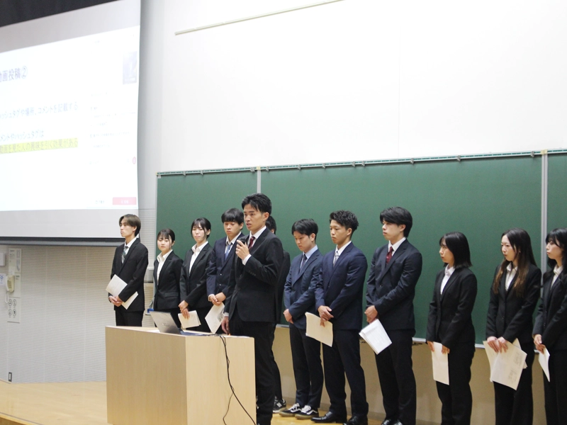 SNSを活用した情報発信の強化について発表する学生グループ
