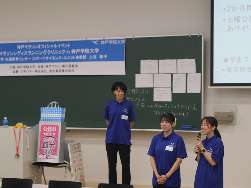 上谷准教授(左)とサポートを務めた上谷ゼミの青沼さん(中央)と住友さん