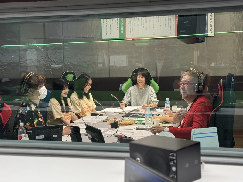 収録に挑む栄養学部生と上谷准教授