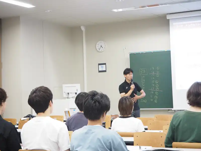 坂中さんの講演を聴く学生