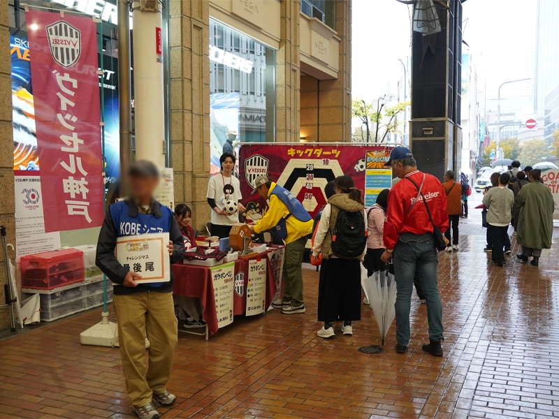 店舗でゲームに挑戦する参加者