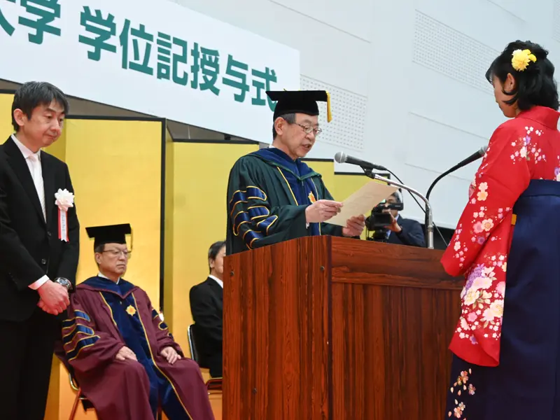 学長から学位記を授与される卒業生