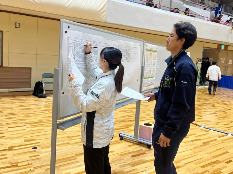 試合結果を記録する学生